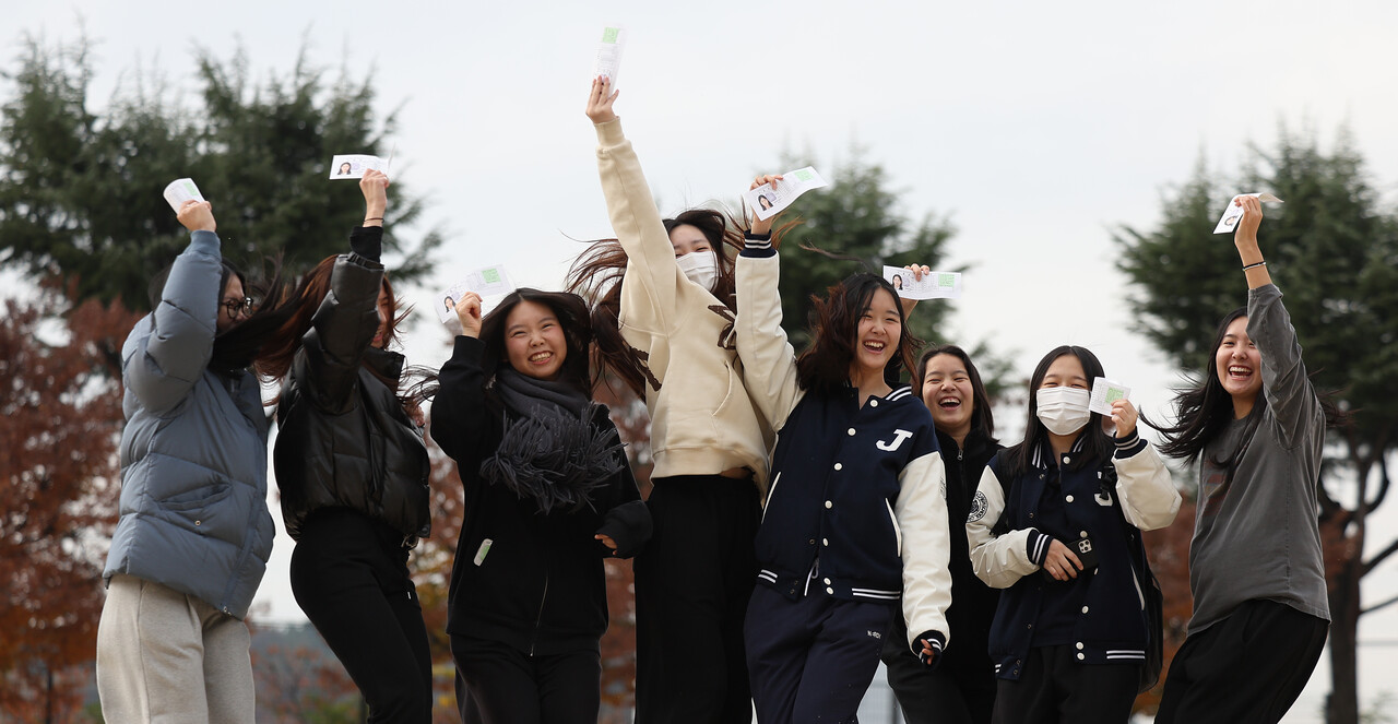 2026학년도 대학수학능력시험(수능) 예비 소집일인 12일 대구 수성구 정화여자고등학교에서 고3 수험생들이 수험표를 들고 파이팅을 외치고 있다.  ⓒ연합뉴스