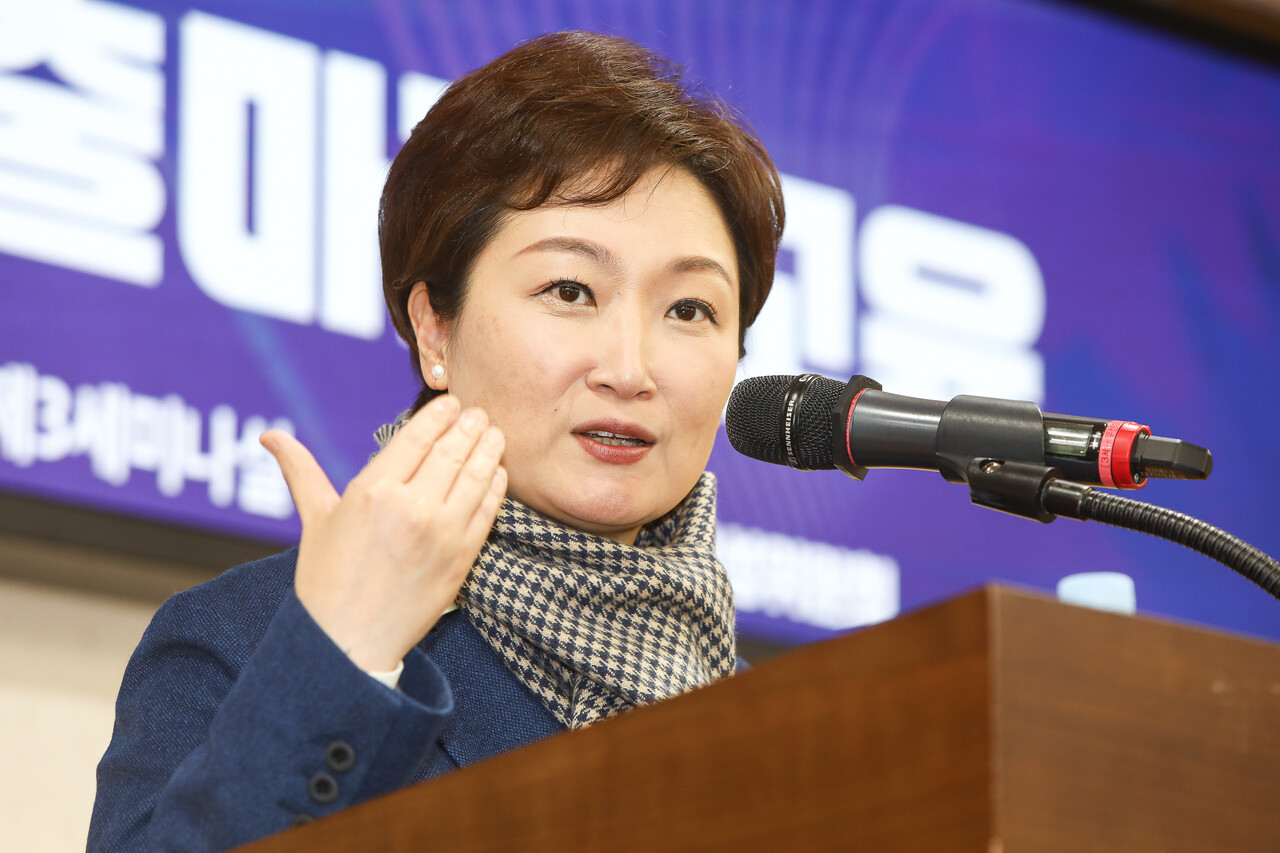 12일 서울 영등포구 국회의사당 의원회관에서 더불어민주당 전국여성위원회가 주최한 ‘민주여성정치아카데미 6·3 지방선거 여성 출마자 교육’에서 이언주 더불어민주당 최고위원이 축사를 하고 있다. ⓒ손상민 사진기자