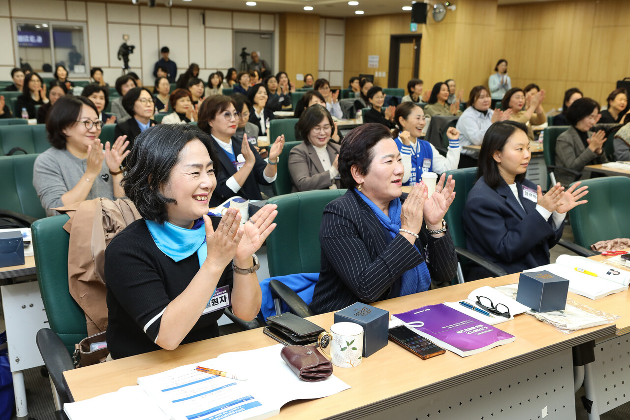 12일 서울 영등포구 국회의사당 의원회관에서 더불어민주당 전국여성위원회가 주최한 ‘민주여성정치아카데미 6·3 지방선거 여성 출마자 교육’에서 참여자들이 박수를 치고 있다. ⓒ손상민 사진기자