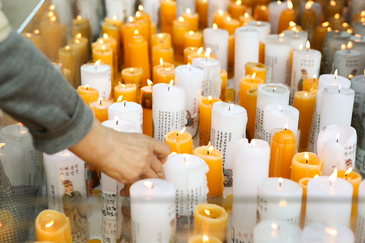 2026학년도 대학수학능력시험(수능)을 하루 앞둔 12일, 서울 중구 조계사에서 자녀의 고득점을 기원하는 수험생 가족들이 촛불 공양을 하고 있다. ⓒ손상민 사진기자