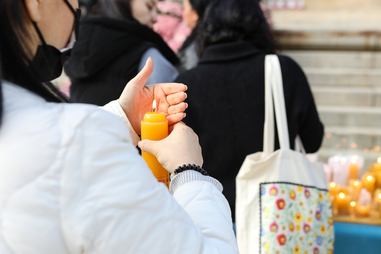 2026학년도 대학수학능력시험(수능)을 하루 앞둔 12일, 서울 중구 조계사에서 자녀의 고득점을 기원하는 수험생 가족들이 촛불 공양을 하고 있다. ⓒ손상민 사진기자