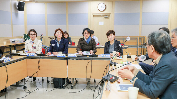 과천시의회 의원연구단체 ‘과천시의회 2050 도시혁신포럼’)은 지난 6일 과천시의회 열린강좌실에서 ‘과천시 2050 도시혁신을 위한 도시 재구조화 방향 연구’ 최종 보고회를 개최했다. ⓒ과천시의회 제공