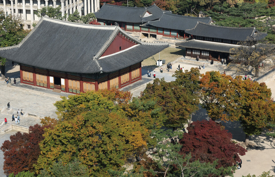 완연한 가을 날씨를 보인 5일 서울시청 서소문청사 정동전망대에서 바라본 덕수궁 주변이 단풍으로 물들어 있다. ⓒ연합뉴스