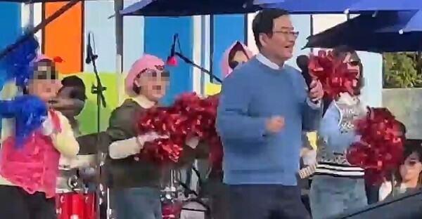 지난 6일 광주광역시 북구 동강대학교에서 열린 KBS 전국노래자랑 광주 북구편 녹화 당시 노래를 부르는 문인 북구청장 뒤로 여성 공무원들이 춤을 추고 있다. ⓒ연합뉴스