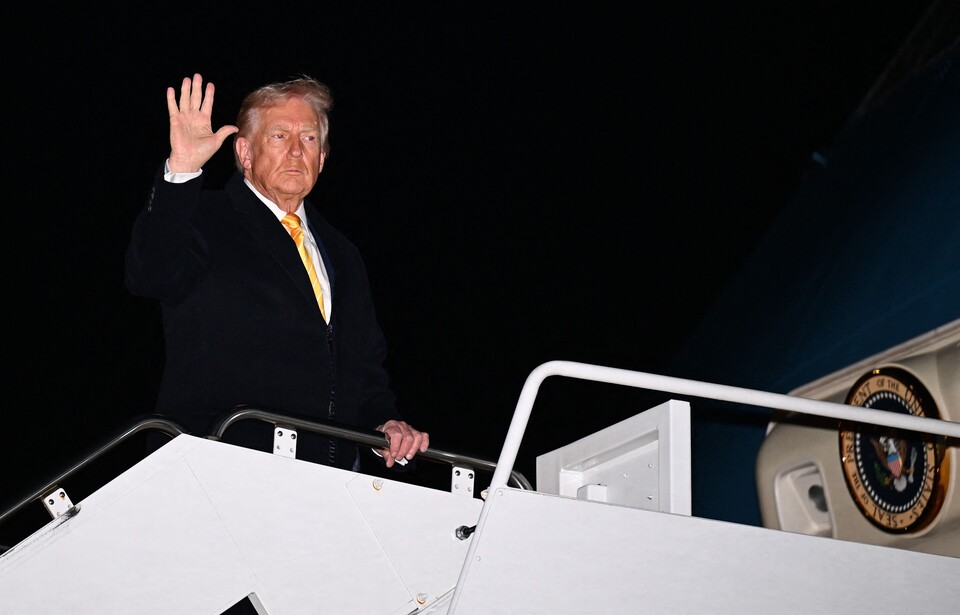 도널드 트럼프 미국 대통령이 14일(현지시각) 메릴랜드의 앤드류 공군기지에서 라라고로 출발하기 전 손을 흔들고 있다. ⓒAFP 연합뉴스