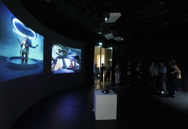 문화체육관광부와 (재)예술경영지원센터가 지난 11일~14일 서울 종로구 아트코리아랩에서 연 ‘2025 아트코리아랩 페스티벌’에서 관람객들이 해외 초청작인 로렌스 렉(Lawrence Lek)의 ‘Guanyin: Confessions of a Former Carebot’을 감상하고 있다. ⓒ예술경영지원센터 제공