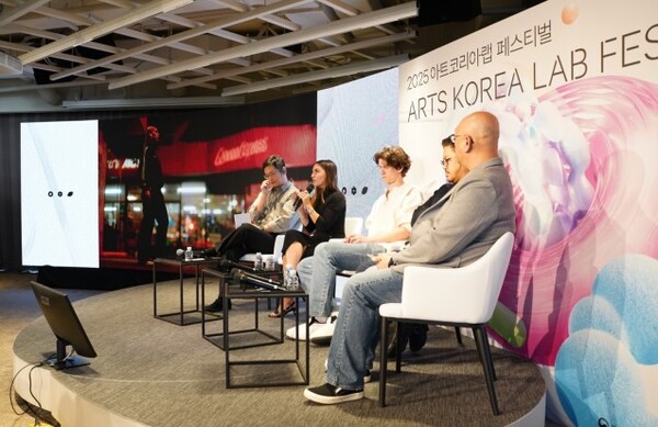 문화체육관광부와 (재)예술경영지원센터가 주최한 ‘2025 아트코리아랩 페스티벌’에서 ‘예술을 돋보이게 하는 법: AI 브랜딩 전략’을 주제로 컨퍼런스가 진행됐다. (왼쪽부터) 모더레이터 차우진 대표이사(엔터문화연구소), 폴라 비바스(Paula Vivas) 미국 마케팅 총괄(Freepik), 샘 로튼(Sam Lawton) 크리에이티브 테크놀로지스트(Google Creative Lab), 정범진 대표(파이온코퍼레이션), 고영혁 대표이사(Gonnector). ⓒ예술경영지원센터 제공