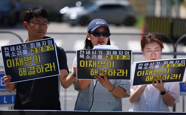 전세사기·깡통전세피해자 전국대책위원회, 전세사기·깡통전세 문제해결을 위한 시민사회대책위원회 관계자들이 10일 서울 용산 대통령 집무실 인근에서 전세사기 문제 해결 촉구 대통령 면담 요청 기자회견을 하고 있다. ⓒ연합뉴스