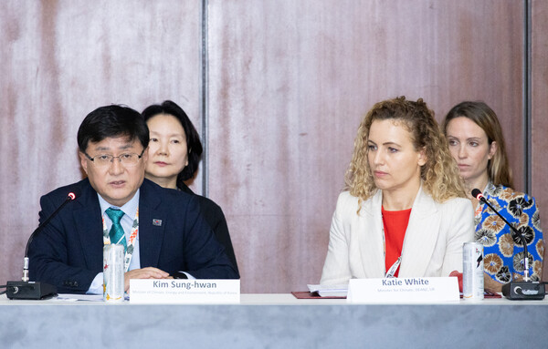 김성환 기후에너지환경부 장관이 17일 브라질 벨렝에서 제30차 유엔기후변화협약당사국총회(COP30) 부대행사로 탈석탄동맹(PPCA) 등이 주관한 ‘청정에너지 전환 가속화 이니셔티브’에서 탈석탄동맹 동참 선언을 하고 있다. ⓒ연합뉴스