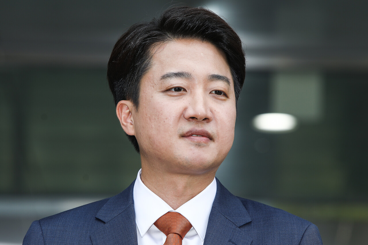 지난 5월 27일 서울 영등포구 국회 소통관 앞에서 열린 기자회견에서 이준석 개혁신당 후보가 질의응답 시간 중 질의하는 기자를 보고 있다. ⓒ손상민 사진기자