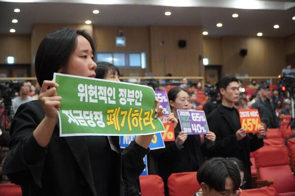 김혜미 당원은 “좌절은 아직 이르다고 얘기하고 싶어요. 올해 1.5도를 넘겼다는 것이 곧바로 우리가 이 목표를 포기해야 할 이유가 될 수도 없어요”라고 했다.ⓒ장혜영 제공
