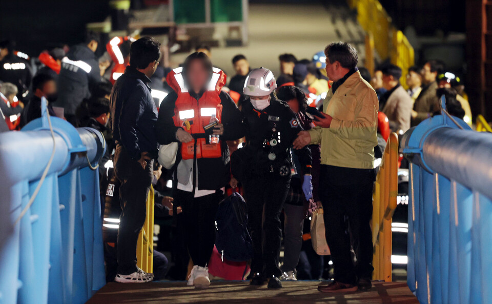 19일 오후 전남 목포시 목포해양경찰서 전용 부두로 여객선 퀸제누비아2호 탑승객들이 구조돼 이동하고 있다. ⓒ연합뉴스