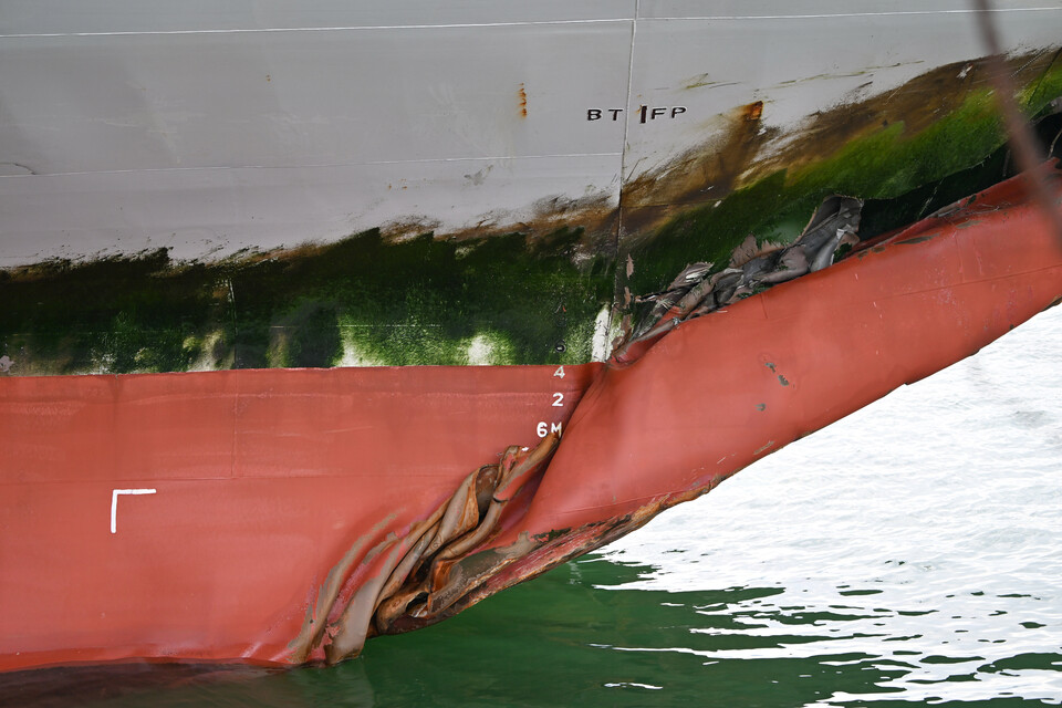 20일 오전 전남 목포시 삼학부두에 좌초로 인해 선체가 일부 파손된 퀸제누비아2호가 정박해있다.  ⓒ뉴시스·여성신문