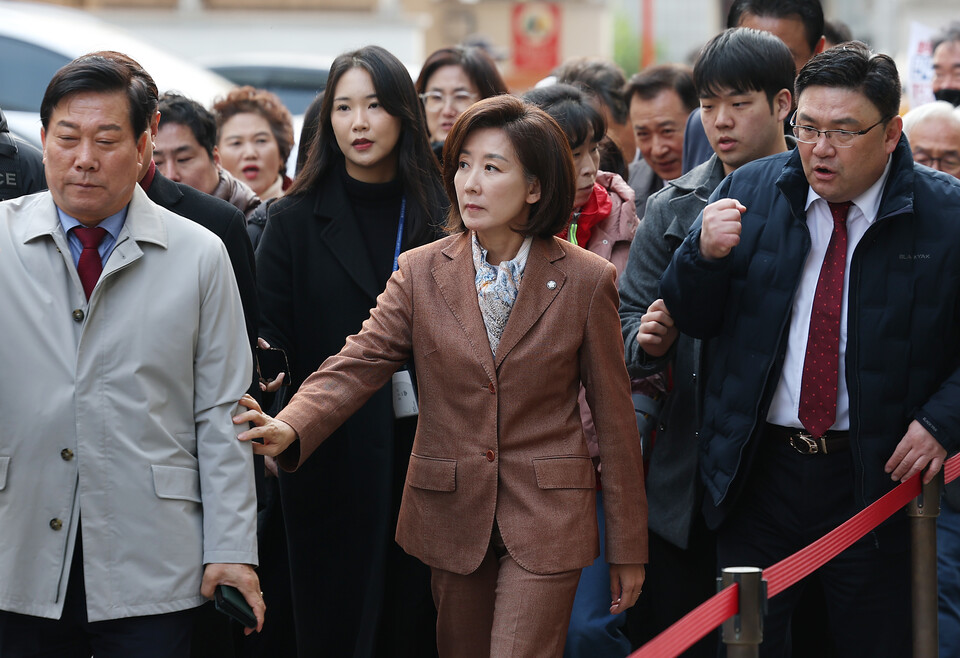 국민의힘 나경원 의원이 20일 '국회 신속처리안건 충돌' 1심 선고 공판 참석을 위해 서울 양천구 서울남부지방법원에 들어서고 있다. ⓒ연합뉴스