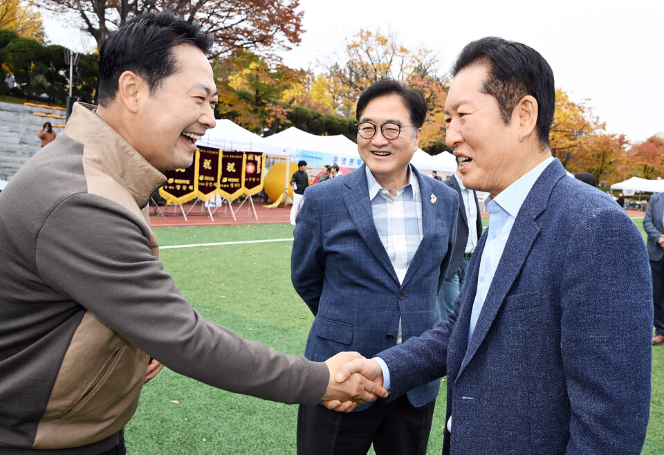 더불어민주당 정청래 대표와 국민의힘 장동혁 대표가 8일 서울 여의도 국회의사당 운동장에서 한국사진기자협회가 연 '2025 사진기자가족 체육대회'에 방문해 인사하고 있다. 가운데는 우원식 국회의장. ⓒ연합뉴스(사진공동취재단)