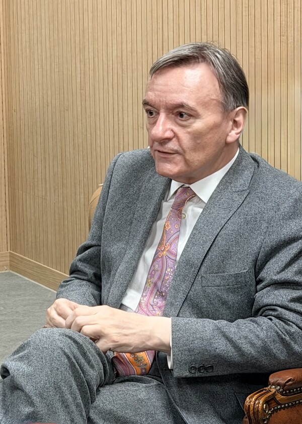 영국 클래식 피아니스트 스티븐 허프 경이 지난 18일 서울 서대문구 서대문문화체육회관에서 기자들과 이야기를 나누고 있다. ⓒ심포니송 제공