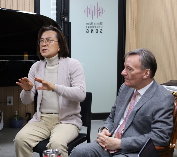 함신익 심포니송 예술감독과 영국 클래식 피아니스트 스티븐 허프 경이 지난 18일 서울 서대문구 서대문문화체육회관에서 기자들과 이야기를 나누고 있다. ⓒ심포니송 제공