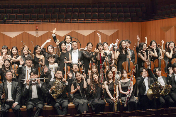 함신익 예술감독과 심포니송 단원들. ⓒ심포니송 제공