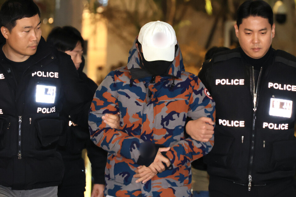 압수수색 과정에서 도주한 도이치모터스 주가조작 사건 공범이 20일 충주시 소재 휴게소에서 체포, 서울 광화문 김건희특검 조사실로 압송되고 있다. ⓒ연합뉴스