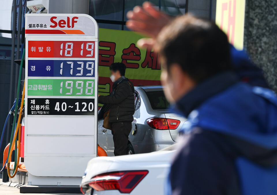 서울 주유소 휘발유 평균 판매 가격이 1800원대를 넘어선 19일 서울 한 주소에 휘발유 판매 가격이 게시되어 있다 ⓒ뉴시스·여성신문