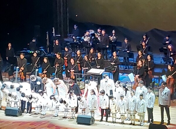 글로벌오페라단(단장 김수정)이 주최하고 한국입양어린이합창단이 주관한 ‘2025 환대(WELCOME TO THE OPERA & CINE MUSIC)’ 공연이 22일 오후 5시, 세종문화회관 대극장에서 성황리에 열렸다. ⓒ여성신문