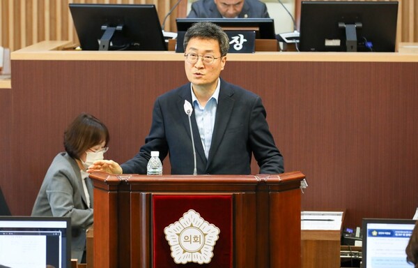 서대문구의회 서호성 의원(더불어민주당, 홍제3동, 홍은1·2동)이 5분 자유발언을 통해 모든 경로당에 와이파이 공유기 전면 설치를 촉구하고 있는 모습.  ⓒ서대문구의회