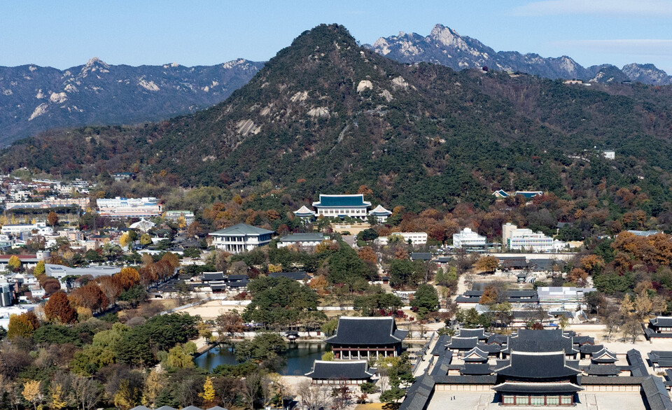 전국적으로 추운 날씨를 보인 18일 서울 청와대 인근에 단풍이 물들어 있다 ⓒ연합뉴스