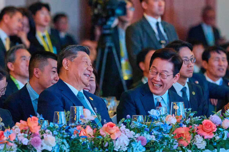 이재명 대통령과 시진핑 중국 국가주석이 1일 경북 소노캄 호텔에서 국빈만찬 전 친교 시간을 갖고 있다. ⓒ대통령실 제공
