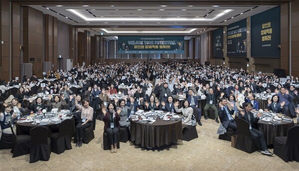 21일 대전 ICC호텔에서 열린 ‘2025 미래여성경제인육성사업 통합 워크숍에서 전체 참석자들이 기념촬영을 하고 있다. ⓒ한국여성경제인협회