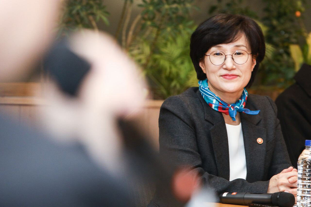 21일 서울 성동구 KT&G 상상플래닛에서 성평등가족부가 주최한 제3차 성평등 토크콘서트 ‘소다팝’에서 원민경 성평등가족부 장관이 참여자의 발언을 듣고 있다. ⓒ손상민 사진기자