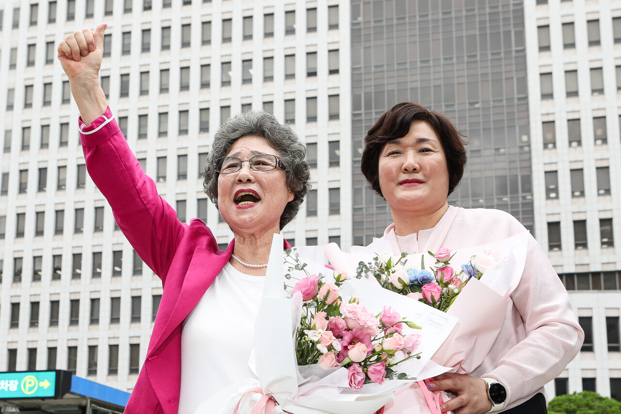 10일 부산 연제구 부산지방법원에서 열린 재심 선고공판이 끝난 후 무죄를 선고받은 최말자씨(왼쪽)가 윤향희 조력인과 함께 주먹을 치켜들며 환호하고 있다. ⓒ손상민 사진기자