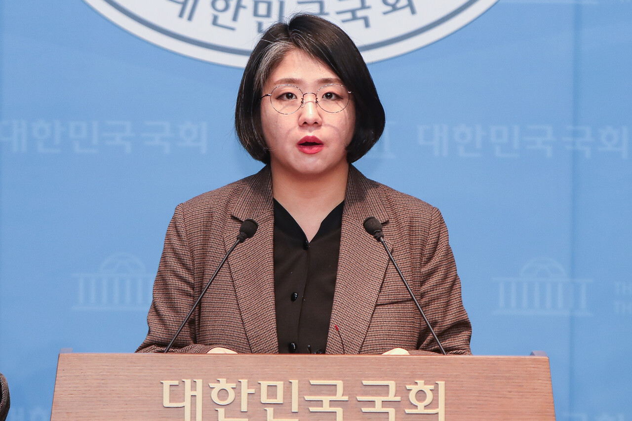 24일 서울 영등포구 국회의사당에서 기본소득당 여성위원회와 친밀관계폭력 피해자 가족, 피해지원 단체들이 주최한 지난 9월 용혜인 기본소득당 의원이 대표발의한 ‘가정폭력처벌법 전부개정법률안(친밀관계폭력처벌법)’의 심사를 촉구하는 기자회견에서 용혜인 기본소득당 대표가 발언하고 있다. ⓒ손상민 사진기자