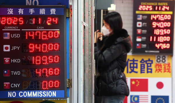 원/달러 환율이 1.5원 오른 1,477.1원으로 집계된 24일 서울 중구 명동의 사설 환전소에서 외국인 관광객들이 환전하고 있다. ⓒ연합뉴스