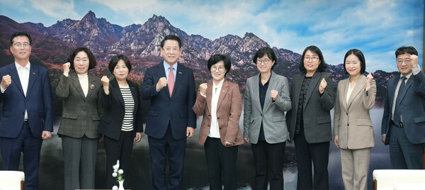 전남도가 24일 원민경 성평등가족부 장관에게 지역 특성을 반영한 성평등·가족정책 협력 모델 구축을 건의했다. 원미경 장관은 이날 전남도청을 찾아 김영록 전남지사와 면담을 가졌다. ⓒ전남도