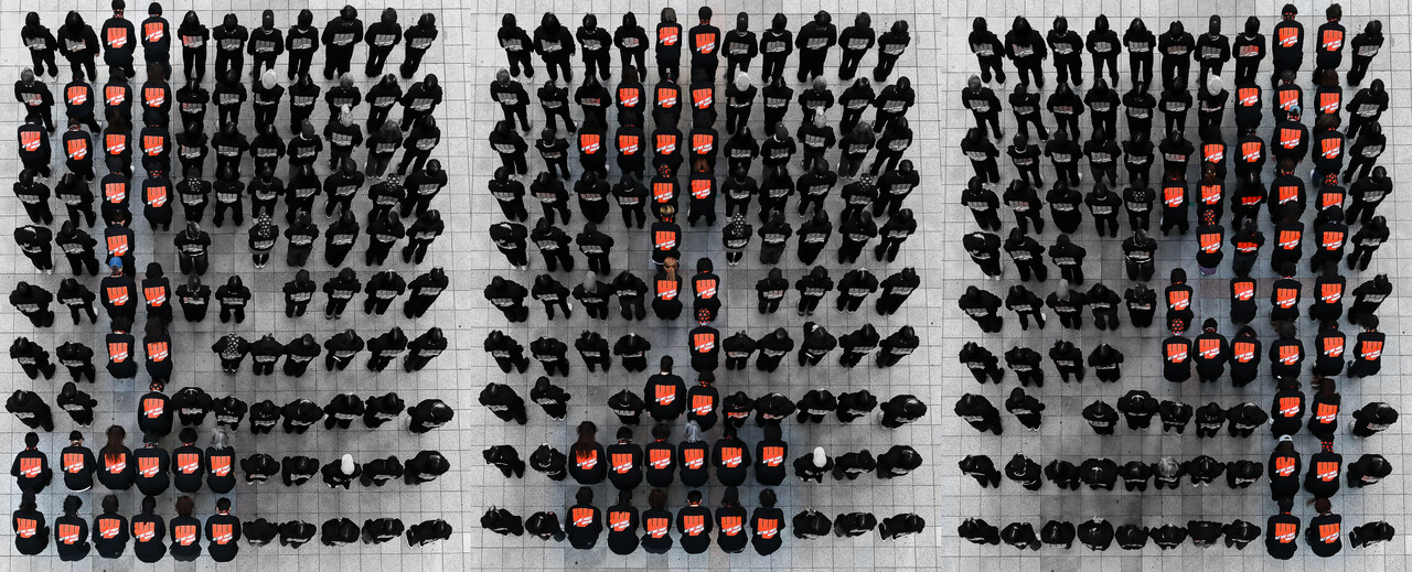 14일 서울 종로구 보신각 앞에서 한국여성의전화 회원들과 활동가들이 여성 살해를 규탄하는 퍼포먼스를 진행하고 있다. 참여자들이 등에 있는 로고로 2024년 한 해 동안 신고하거나 보호조치를 받았음에도 살해되거나 살해 위협에 놓였던 피해자 '114명'을 상징했다. ⓒ손상민 사진기자