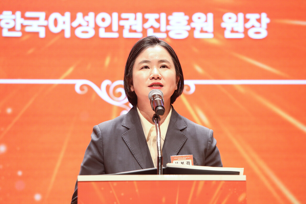 '여성폭력 추방주간'(11월25일~12월 1일)을 맞아 서울 동작구 서울여성플라자에서 25일 성평등가족부와 한국여성인권진흥원 주관으로 열린 ‘2025년 여성폭력 추방주간’ 기념식에서 신보라 한국여성인권진흥원장이 개회사를 하고 있다. ⓒ손상민 사진기자