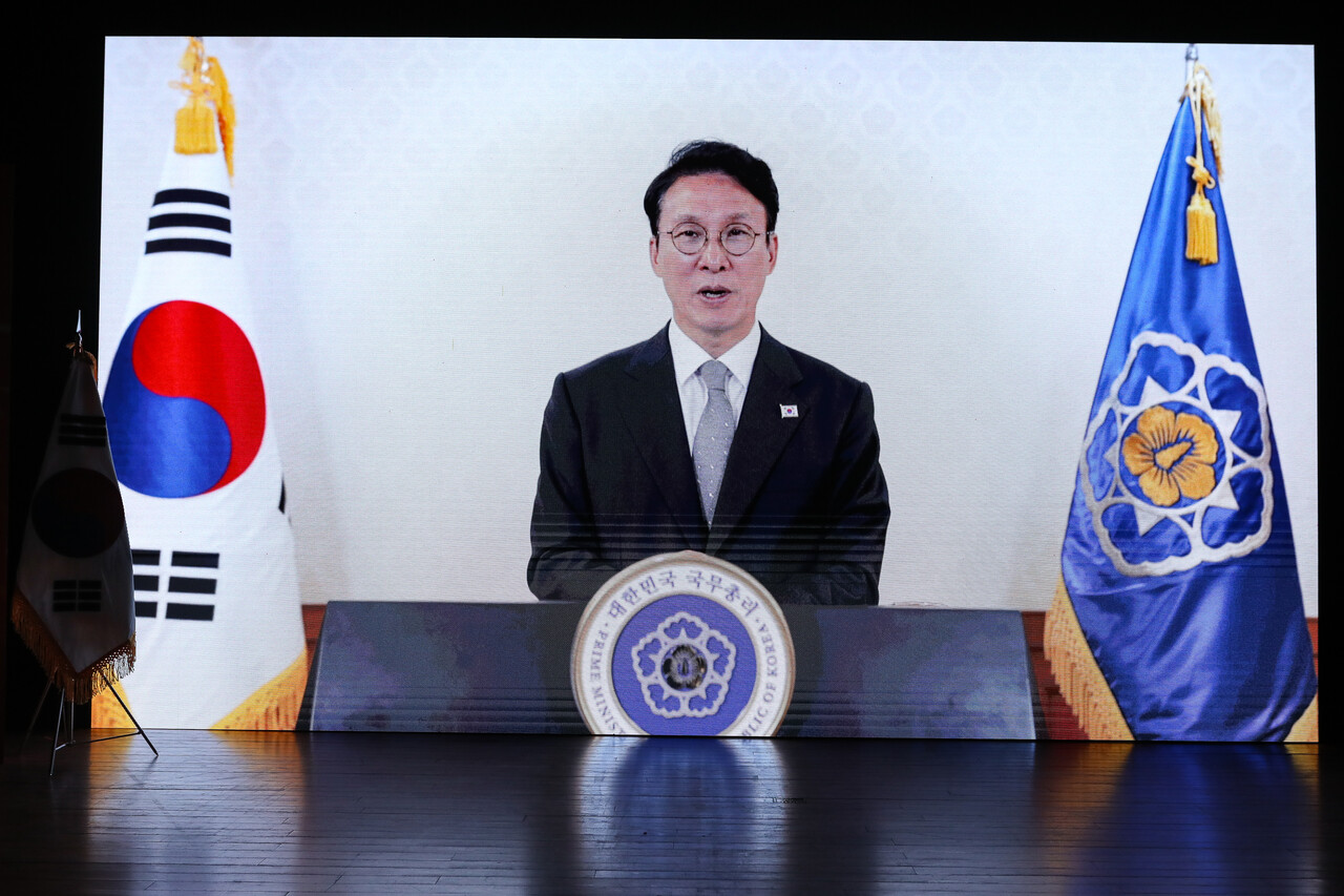 '여성폭력 추방주간'(11월25일~12월 1일)을 맞아 서울 동작구 서울여성플라자에서 25일 성평등가족부와 한국여성인권진흥원 주관으로 열린 ‘2025년 여성폭력 추방주간’ 기념식에서 김민석 국무총리의 영상 축사가 재생되고 있다. ⓒ손상민 사진기자