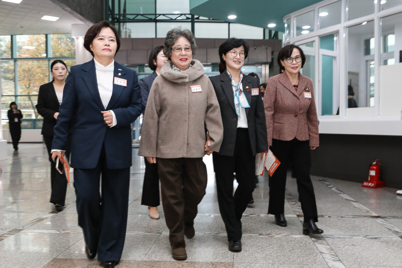 '여성폭력 추방주간'(11월25일~12월 1일)을 맞아 서울 동작구 서울여성플라자에서 25일 성평등가족부와 한국여성인권진흥원이 주관한 ‘2025년 여성폭력 추방주간’ 기념식 시작 전 정춘생 조국혁신당 의원(왼쪽부터), 최말자씨, 원민경 성평등가족부 장관, 정정옥 대통령실 성평등가족비서관 이 기념식이 열리는 장소로 걸어가고 있다. ⓒ손상민 사진기자