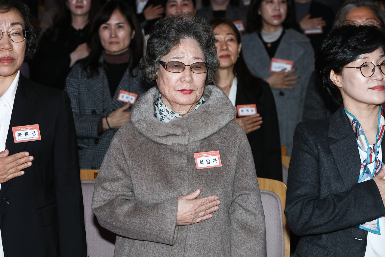 '여성폭력 추방주간'(11월25일~12월 1일)을 맞아 서울 동작구 서울여성플라자에서 25일 성평등가족부와 한국여성인권진흥원이 주관한 ‘2025년 여성폭력 추방주간’ 기념식에서 최말자씨가 가슴에 손을 올리고 국민의례를 하고 있다. ⓒ손상민 사진기자