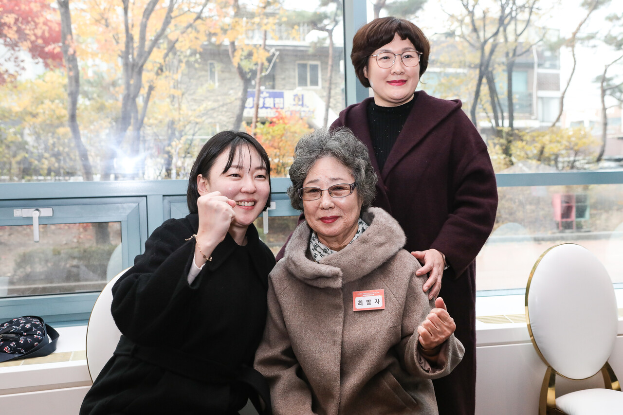 '여성폭력 추방주간'(11월25일~12월 1일)을 맞아 서울 동작구 서울여성플라자에서 25일 성평등가족부와 한국여성인권진흥원이 주관한 ‘2025년 여성폭력 추방주간’ 기념식 시작 전 고망 한국여성의전화 활동가(왼쪽부터), 최말자씨, 윤향희 피해자 조력인이 주먹을 불끈 쥐고 있다. ⓒ손상민 사진기자