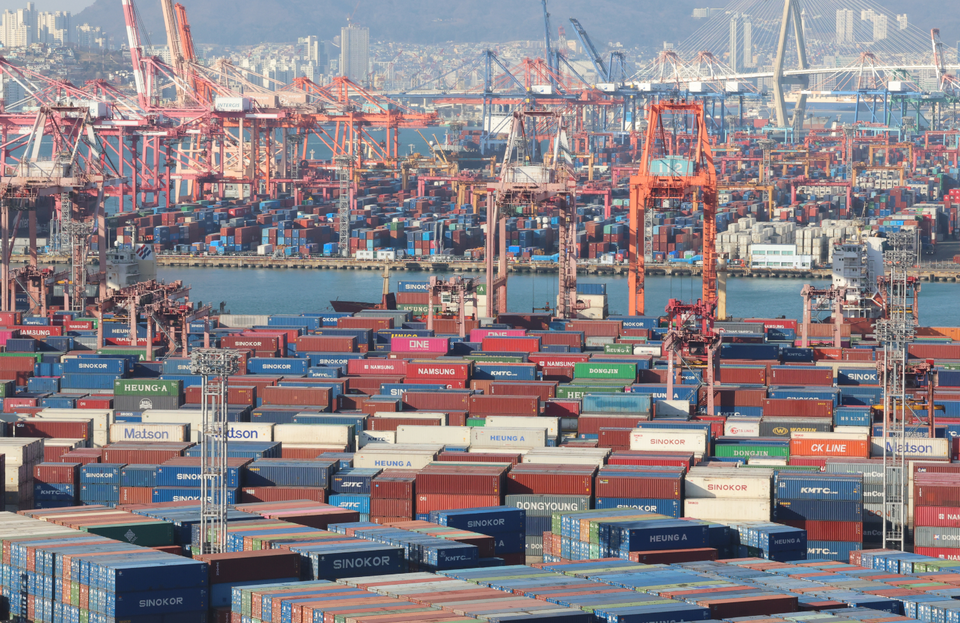 31일 부산항 신선대·감만·신감만부두에 수출입 화물이 쌓여있다. ⓒ연합뉴스