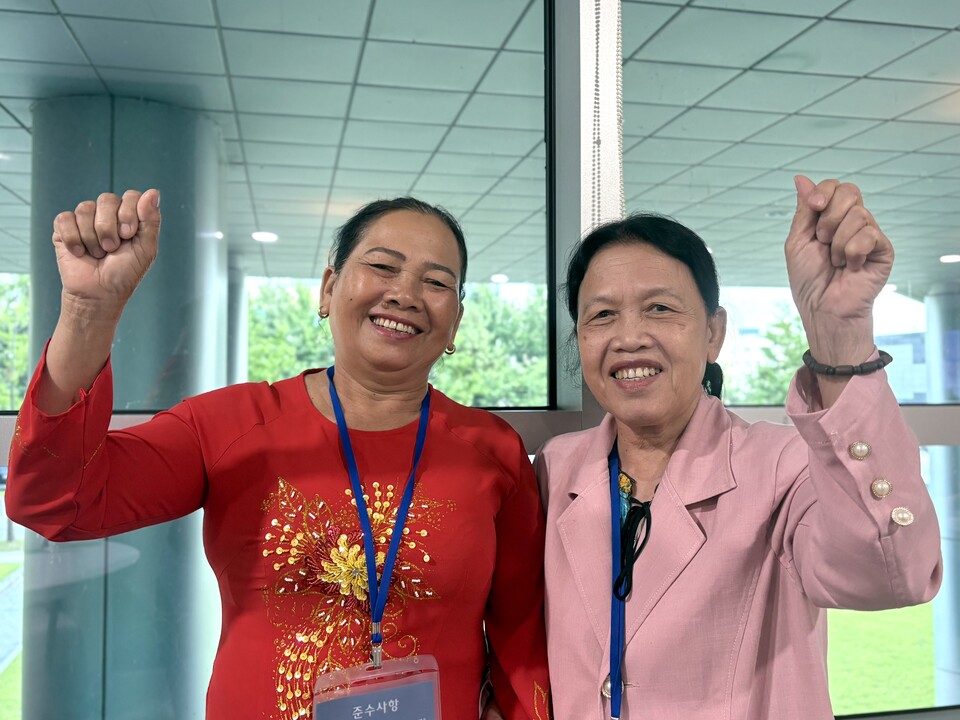 베트남전 한국군에 의한 민간인 학살 피해생존자인 응우옌티탄 씨(65·퐁니 마을)와 응우옌티탄 씨(68·하미 마을)씨가  지난 6월 19일 오후 서울 영등포구 국회의원회관 내 한 카페에서 인터뷰를 마치고 두 사람이 “땅 께이(tắng kiện. 승소)!”를 외쳤다. ⓒ신다인 기자