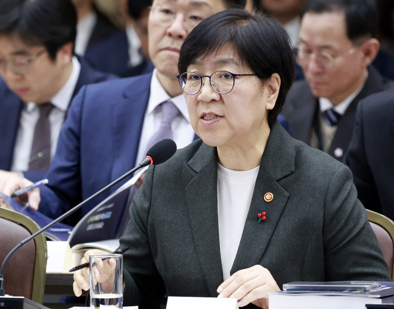 정은경 복지부 장관이 16일 정부세종컨벤션센터에서 열린 업무보고에서 이재명 대통령에게 보건복지부 업무보고를 하고 있다. ⓒ연합뉴스(대통령실통신사진기자단)