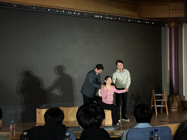 23일 오후 국회의원회관 제1소회의실에서 열린 ‘고립·은둔 청년 현실과 정책제안’ 행사에서 고립·은둔 청년 기준씨의 실화를 바탕으로 한 즉흥치유연극이 공연되고 있다. ⓒ나혜인 기자