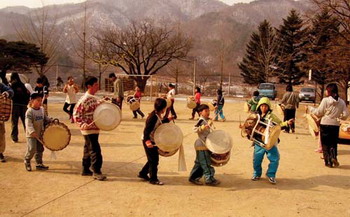참가자 모두가 함께 북과 장구 등으로 우리 전통가락을 연주하고 있다.