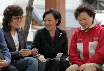 아파트 주민과 함께. 김영순(가운데) 후보. © 2006 여성신문 정대웅 기자