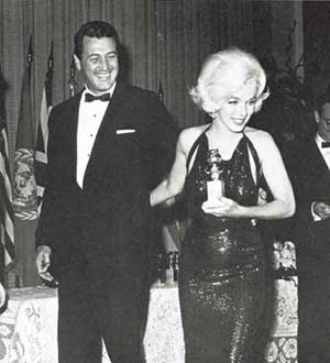 사망한 해인 1962년 골든 글로브 시상식에서 ‘여자인기상’을 받은 마릴린 먼로. 옆은 배우 록 허드슨. © 예담 제공