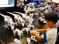  “흥미진진한 로봇 세계” 다양한 로봇이 총집합한 로봇관에서 한 어린이가 로봇을 직접 조정해보고 있다.