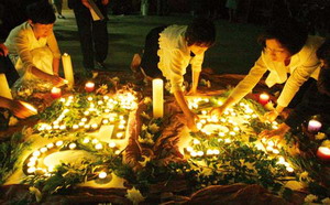 지난 8월 18일 크리스챤 아카데미의 ‘여성사회’ 주관으로 열린 추모예배. 최영애 국가인권위 상임위원과 김효선 여성신문 발행인 등 참석자들은 ‘평화’라고 쓰인 글자 위로 꽃과 촛불을 놓으며 고인을 떠나보냈다.