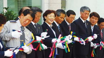 정선군 군의원으로 활동하는 김현숙씨는 마침 이날 정선군에서 최초로 개설된 농산물판매소 오픈 기념식에 참석해 함께 축하하는 자리를 가졌다.